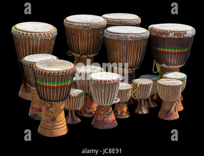 viele afrikanische Djembe Trommeln in verschiedenen Größen in schwarzer Rücken Stockfoto