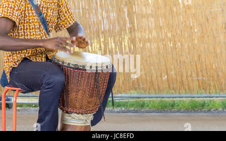 Detail eines afrikanischen Dlembe-Spieler Stockfoto