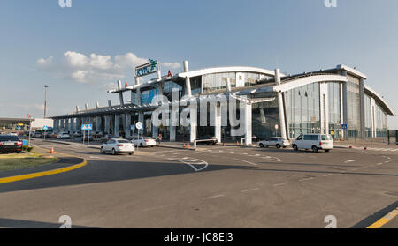 Kiew, UKRAINE - 7. Mai 2017: Geparkte Autos vor Igor Sikorsky Kiew International Flughafen Schuljany. Einer der belebtesten Geschäftszentren für Luftfahrt in Stockfoto