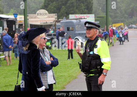 Beaulieu, Hampshire, UK - 29. Mai 2017: UK Polizist im Gespräch mit der rechten Hon. Mary Montagu-Scott und ein Freund bei 2017 999 anzeigen Stockfoto