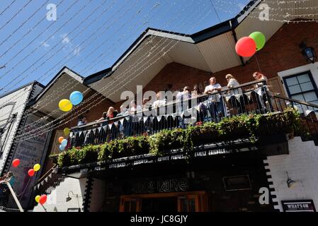 Nachtschwärmer genießen Sie einen Drink auf dem Balkon des The Grosvenor Cafe in Ashton Lane, Glasgow, Schottland während des West-End-Festivals. Stockfoto