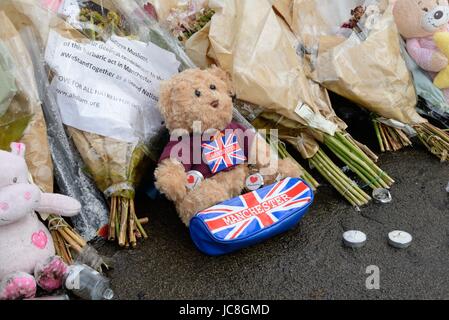 Eine Vielzahl von Objekten verließ George Square, Glasgow zu gedenken und zu Ehren der Opfer der Terroranschläge Manchester und London. Stockfoto