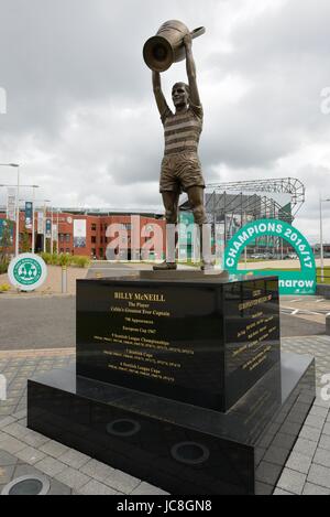 Statue von Billy McNeill, Kapitän und langjähriger Diener des Glasgow Celtic Football Club, den Europapokal der Landesmeister gewann das Team im Jahr 1967 hochhalten. Stockfoto