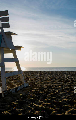 Rettungsschwimmer Stuhl am frühen Morgen am einsamen Strand Stockfoto