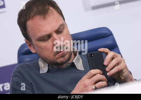 Moskau, Russland. 13. Juni 2017. Deutscher Schauspieler Lars Eidinger, die Nicholas II von Rußland in Matilda, eine Drama Film unter der Regie von Alexei Uchitel, Blicke schildert auf auf einer Pressekonferenz. Bildnachweis: Victor Vytolskiy/Alamy Live-Nachrichten Stockfoto