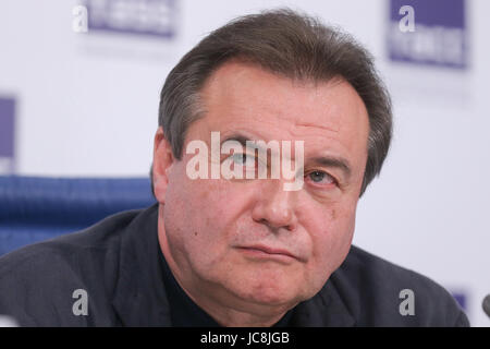 Moskau, Russland. 13. Juni 2017. Regisseur und Drehbuchautor Alexei Uchitel blickt auf auf einer Pressekonferenz zu seinem Film Matilda. Bildnachweis: Victor Vytolskiy/Alamy Live-Nachrichten Stockfoto
