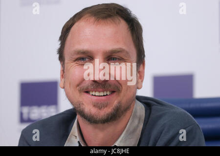 Moskau, Russland. 13. Juni 2017. Deutscher Schauspieler Lars Eidinger, die Nicholas II von Rußland in Matilda, eine Drama Film unter der Regie von Alexei Uchitel, Blicke schildert auf auf einer Pressekonferenz. Bildnachweis: Victor Vytolskiy/Alamy Live-Nachrichten Stockfoto