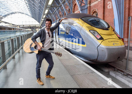 London, UK. 14. Juni 2017. Luca Fiore, der Eurostar-Preisträger am letztjährigen Gigs Veranstaltung, ein Wettbewerb, unterstützt durch den Bürgermeister von London, begibt sich von St Pancras auf ein Wirbelwind Straßenmusik-Tour von Paris. Er wird über einige der berühmtesten Orte der französischen Hauptstadt London International renommierte Straßenmusik Talent präsentieren. Bildnachweis: Stephen Chung/Alamy Live-Nachrichten Stockfoto