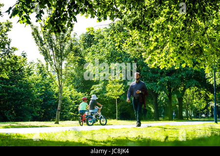 Aberystwyth Wales UK, Mittwoch, 14. Juni 2017 UK Wetter: Menschen, Wandern und Radfahren entlang der Plascrug Allee, an einem hellen warmen sonnigen Morgen in Aberystwyth, Wales. Temperaturen dürften heute erreichbaren hohen 20er Jahre Celsius in Teilen von Süd-Osten von UK Photo Credit: Keith Morris/Alamy Live News Stockfoto