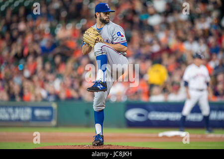 Houston, TX, USA. 13. Juni 2017. Texas Rangers ab Krug Stellplätze Nick Martinez (22) während einer großen Liga Baseball-Spiel zwischen den Houston Astros und die Texas Rangers im Minute Maid Park in Houston, Texas. Die Rangers gewannen das Spiel 4-2.Trask Smith/CSM/Alamy Live News Stockfoto