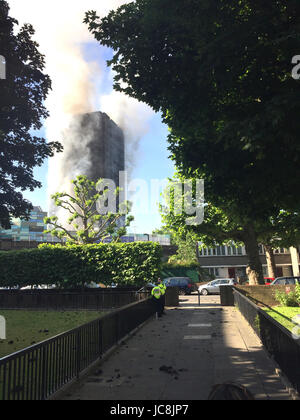 London, UK. 14. Juni 2017. Zahlreiche Stücke geräuchert-Out Schutt des Isolationsmaterials ist etwa 500 Meter vom brennenden Hochhaus in London, England, 14. Juni 2017 ersichtlich. Im Zentrum von London hat ein hohen Wolkenkratzer 27 Geschichte Flammen in den frühen Morgenstunden gefangen. Tot, wie die Feuerwehr berichtet wurden eine unbestimmte Zahl von Personen gemeldet. Foto: Philip Dethlefs/Dpa/Alamy Live News Stockfoto