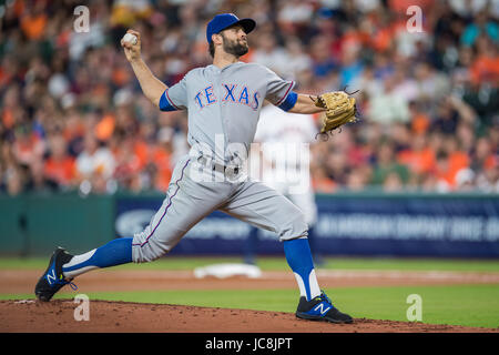 Houston, TX, USA. 13. Juni 2017. Texas Rangers ab Krug Stellplätze Nick Martinez (22) während einer großen Liga Baseball-Spiel zwischen den Houston Astros und die Texas Rangers im Minute Maid Park in Houston, Texas. Die Rangers gewannen das Spiel 4-2.Trask Smith/CSM/Alamy Live News Stockfoto