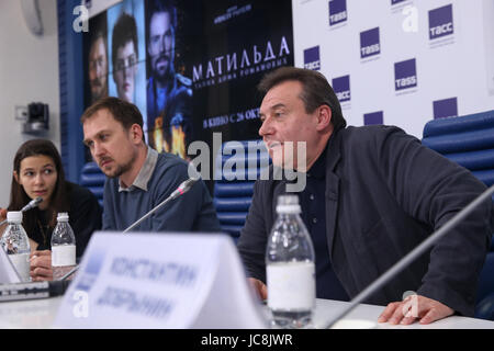 Moskau, Russland. 13. Juni 2017. Russischen Alexei Uchitel (R) und deutsche Filmregisseur Lars Eidinger(L), die Nicholas II von Rußland in Matilda, ein Spielfilm von Uchitel, schildert an eine Pressekonferenz teilnehmen. Bildnachweis: Victor Vytolskiy/Alamy Live-Nachrichten Stockfoto