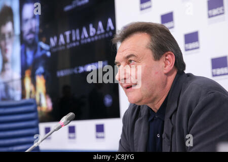Moskau, Russland. 13. Juni 2017. Regisseur und Drehbuchautor Alexei Uchitel blickt auf auf einer Pressekonferenz zu seinem Film Matilda. Bildnachweis: Victor Vytolskiy/Alamy Live-Nachrichten Stockfoto