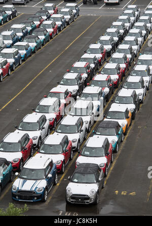 Bremerhaven, Deutschland. 12. Juni 2017. Neue Fahrzeuge von BMW bei der BLG Logistics Group Car Terminal in Bremerhaven, Deutschland, 12. Juni 2017 zu sehen. Foto: Ingo Wagner/Dpa/Alamy Live News Stockfoto