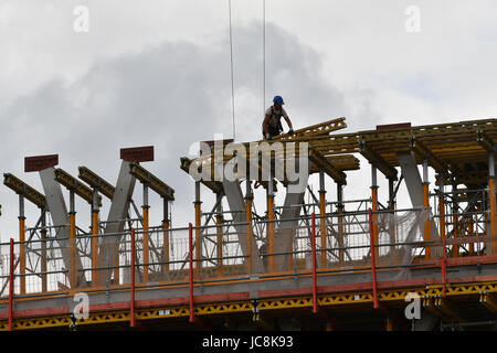 Berlin, Deutschland. 13. Juni 2017. Ein Bauarbeiter auf einer Baustelle in Berlin, Deutschland, 13. Juni 2017 zu sehen. Foto: Paul Zinken/Dpa/Alamy Live News Stockfoto