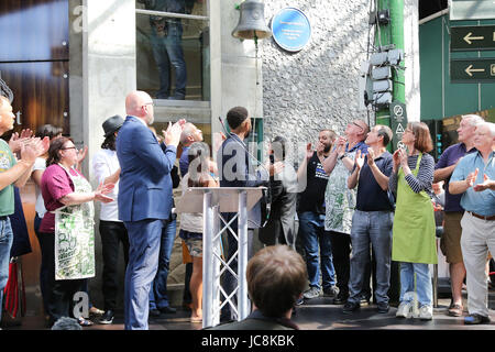 London, UK. 14. Juni 2017. Borough Market wird nach der London Bridge-Terror-Anschlag am 3 Juni wiedereröffnet. Der Markt war geschlossen, nach dem Angriff auf London Bridge und Borough Market, die acht Menschen getötet und mindestens 48 Menschen verletzt. Bildnachweis: Dinendra Haria/Alamy Live-Nachrichten Stockfoto