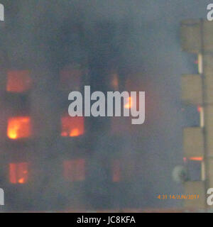 London, UK. 14. Juni 2017. Grenfell Residential Tower in Flammen in West London UK, mehrere Todesfälle gemeldet. Bildnachweis: Breaking News/Alamy Live-Nachrichten Stockfoto