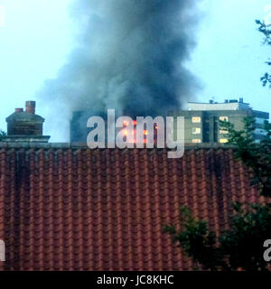 London, UK. 14. Juni 2017. Grenfell Residential Tower in Flammen in West London UK, mehrere Todesfälle gemeldet. Bildnachweis: Breaking News/Alamy Live-Nachrichten Stockfoto