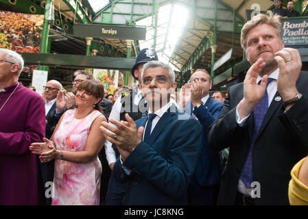 London, UK. 14. Juni 2017. Londoner Bürgermeister Sadiq Khan im Borough Market als es öffnet erneut der Öffentlichkeit nach dem Terroranschlag. Borough Market offen für die öffentlichen folgende 3. Juni Terror-Anschlag. Acht Menschen wurden getötet und 48 verletzt in Terroranschläge auf London Bridge und Borough Market. Bildnachweis: Michael Tubi/Alamy Live-Nachrichten Stockfoto