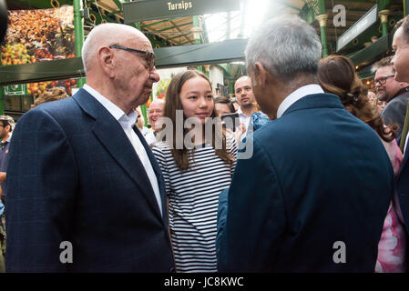 London, UK. 14. Juni 2017. Rupert Murdoch im Borough Market als es wieder öffnet für das Publikum nach dem Terroranschlag. Borough Market offen für die öffentlichen folgende 3. Juni Terror-Anschlag. Acht Menschen wurden getötet und 48 verletzt in Terroranschläge auf London Bridge und Borough Market. Bildnachweis: Michael Tubi/Alamy Live-Nachrichten Stockfoto