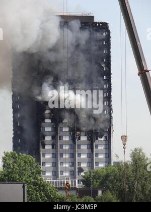 Feuerwehrleute versuchen, He Feuer im Westen Londons zu stoppen, wo die Grenfell Turm über Nacht, in der Zwischenzeit North Kensington im Verkehr stecken lodernden wurde, wie einige der Straßen aufgrund der Wahrscheinlichkeit der Gebäudeeinsturz, London, UK geschlossen wurden Stockfoto