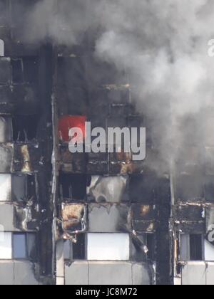 Feuerwehrleute versuchen, He Feuer im Westen Londons zu stoppen, wo die Grenfell Turm über Nacht, in der Zwischenzeit North Kensington im Verkehr stecken lodernden wurde, wie einige der Straßen aufgrund der Wahrscheinlichkeit der Gebäudeeinsturz, London, UK geschlossen wurden Stockfoto