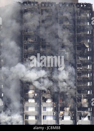 Feuerwehrleute versuchen, He Feuer im Westen Londons zu stoppen, wo die Grenfell Turm über Nacht, in der Zwischenzeit North Kensington im Verkehr stecken lodernden wurde, wie einige der Straßen aufgrund der Wahrscheinlichkeit der Gebäudeeinsturz, London, UK geschlossen wurden Stockfoto