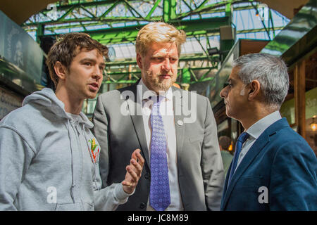 London, UK. 14. Juni 2017. Der Bürgermeister Sadiq Khan trifft Standinhaber mit Geschäftsführer Borough Market, Darren Henaghan - Markt Wiedereröffnung ist geprägt durch das Läuten der Glocke und wird von Bürgermeister Sadiq Khan besucht. Touristen und einheimische Flut bald zurück, um den Bereich wieder zum Leben zu erwecken. London-14. Juni 2017-Credit: Guy Bell/Alamy Live-Nachrichten Stockfoto