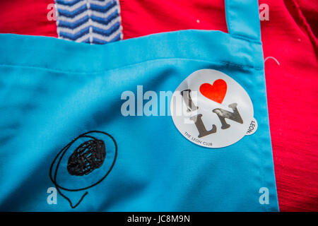 London, UK. 14. Juni 2017. Abzeichen der Unterstützung - Markt Wiedereröffnung ist geprägt durch das Läuten der Glocke und wird von Bürgermeister Sadiq Khan besucht. Touristen und einheimische Flut bald zurück, um den Bereich wieder zum Leben zu erwecken. London-14. Juni 2017-Credit: Guy Bell/Alamy Live-Nachrichten Stockfoto