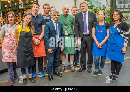 London, UK. 14. Juni 2017. Der Bürgermeister Sadiq Khan trifft Standinhaber mit Geschäftsführer Borough Market, Darren Henaghan - Markt Wiedereröffnung ist geprägt durch das Läuten der Glocke und wird von Bürgermeister Sadiq Khan besucht. Touristen und einheimische Flut bald zurück, um den Bereich wieder zum Leben zu erwecken. London-14. Juni 2017-Credit: Guy Bell/Alamy Live-Nachrichten Stockfoto