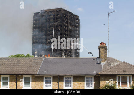 London, UK. 14. Juni 2017. Feuer Besatzungen Versuch, löschte ein Hochhaus Wohngebäude in Latimer Road West London, das von den Flammen Credit verschlungen wurde das riesige Feuer am Turm Grenfell: Amer Ghazzal/Alamy Live-Nachrichten Stockfoto