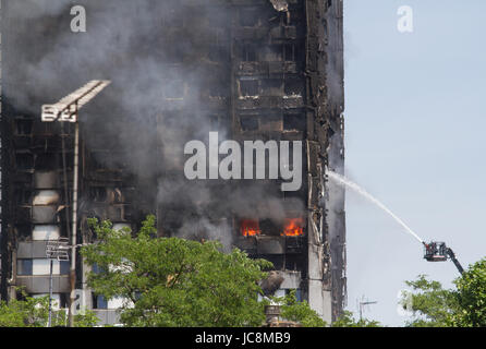 London, UK. 14. Juni 2017. Feuer Besatzungen Versuch, löschte ein Hochhaus Wohngebäude in Latimer Road West London, das von den Flammen Credit verschlungen wurde das riesige Feuer am Turm Grenfell: Amer Ghazzal/Alamy Live-Nachrichten Stockfoto