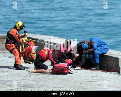 Newquay Bay, Cornwall, UK. 14. Juni 2017. Küstenwache Freiwilligen trat RNLI Mitglieder ein kombinierter Betrieb, eine Frau Fparticipating in coasteering.at Newquay Luftbrücke. mutmaßliche Herzproblemen leiden wurde das Opfer nach Royal Cornwall Hospital Truro in der Küstenwache Sikorsky S92 Hubschrauber geflogen. Positives Ergebnis erwartet. Newquay Bay, Newquay, Cornwall, UK.14th Juni 2017. Bildnachweis: Robert Taylor/Alamy Live-Nachrichten Stockfoto