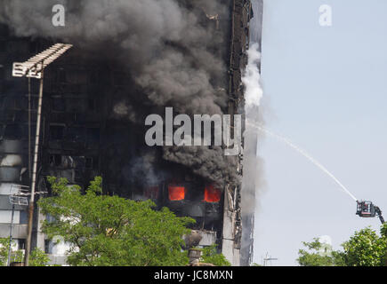 London, UK. 14. Juni 2017. Eine massive Flamme verschlingt die Grenfell-Turm, ein hoch steigen Wohngebäude in Latimer Road West London die Credit: Amer Ghazzal/Alamy Live-Nachrichten Stockfoto