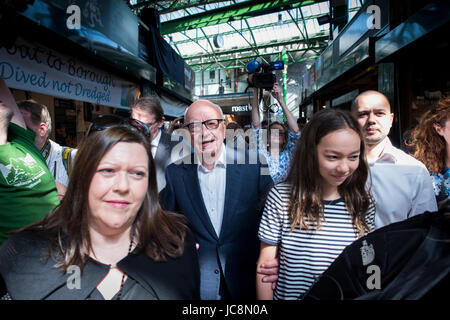 Borough Market, London, UK. 14. April 2017. Borough Market hat offiziell wieder eröffnet, nach letzten Wochen Terroranschlag, die 8 Personen tot und 48 Verletzte in der Nähe. Im Bild tourt Rupert Murdoch den Markt. Bildnachweis: Byron Kirk/Alamy Live-Nachrichten Stockfoto