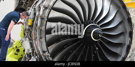 Dahlewitz, Deutschland. 14. Juni 2017. Eine neue Art von Flugzeugmotor, Typ, den Rolls-Royce Trent XWB in einer Montagehalle in Dahlewitz, Deutschland, 14. Juni 2017 kontrolliert wird. Der effiziente Motor sollte unter anderem die aktuellen des Airbus A350 ersetzen. Foto: Bernd Settnik/Dpa-Zentralbild/Dpa/Alamy Live News Stockfoto