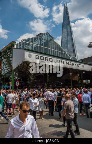 London, UK. 14. Juni 2017. Stoney Street ist bald drängten mit mittags Esser und Trinker - Markt Wiedereröffnung ist geprägt durch das Läuten der Glocke und wird von Bürgermeister Sadiq Khan besucht. Touristen und einheimische Flut bald zurück, um den Bereich wieder zum Leben zu erwecken. Bildnachweis: Guy Bell/Alamy Live-Nachrichten Stockfoto