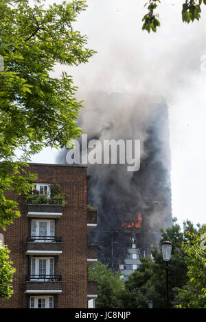 London, UK. 14. Juni 2017. Mindestens 50 Personen wurden in fünf Krankenhäuser zur Behandlung wie Hunderte von Einwohnern in die 27-stöckiges 120 flach, Grenfell Tower in North Kensington/Notting Hill aus ihren Wohnungen in dem Gebäude evakuiert wurden, die kurz nach 01:15 gefangen Feuer. Foto: Bettina Strenske/Alamy Live-Nachrichten Stockfoto