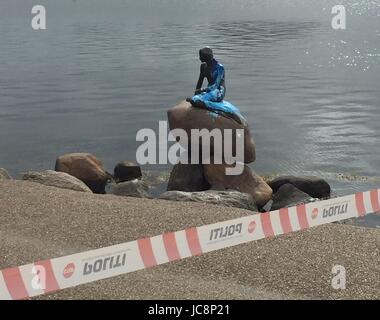 Kopenhagen. 14. Juni 2017. Foto aufgenommen am 14. Juni 2017 zeigt die belästigten Skulptur kleine Meerjungfrau in Kopenhagen, Dänemark. Dänemarks berühmten Skulptur der kleinen Meerjungfrau war wieder am Dienstag Abend, zwei Wochen, nachdem es in eine scheinbare Protest gegen Walfang in autonomen Färöer Inseln des Landes rot gemalt wurde verwüstet. Bildnachweis: Cui Lin/Xinhua/Alamy Live-Nachrichten Stockfoto