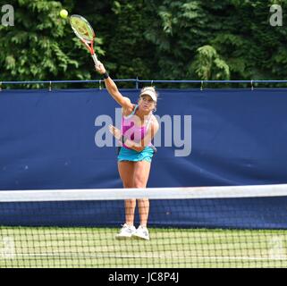 Manchester, Großbritannien. 14 Juni, 2017. Emily Webley-Smith (GB) serviert während Ihrer 4-6, 1-6 Niederlage gegen Zarina Dyas (Kasachstan) in der ersten Runde der Aegon Manchester Trophäe am nördlichen Tennis und Squash Club, West Didsbury, Manchester. Quelle: John Fryer/Alamy leben Nachrichten Stockfoto