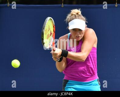 Manchester, UK. 14. Juni 2017. Emily Webley-Smith (GB) in Aktion während ihrer 4-6, 1: 6 Niederlage von Zarina Dyas (Kasachstan) in der ersten Runde der Aegon Manchester Trophy in The Northern Tennis und Squash Club, West Didsbury, Manchester. Bildnachweis: John Fryer/Alamy Live-Nachrichten Stockfoto