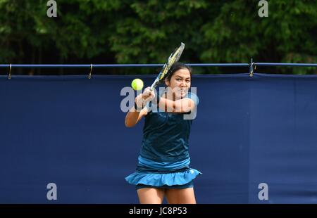 Manchester, Großbritannien. 14 Juni, 2017. Zarina Dyas (Kasachstan) in Aktion während Ihrer 6-4, 6-1 über Emily Webley-Smith (GB) in der ersten Runde der Aegon Manchester Trophäe am nördlichen Tennis und Squash Club, West Didsbury, Manchester gewinnen. Quelle: John Fryer/Alamy leben Nachrichten Stockfoto