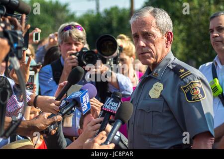 Alexandria, Virginia, USA. 14. Juni 2017. Alexandria Polizeichef, Michael Brown, verleiht ein Upodate den Medien nach der Schießerei in einem Baseballfeld wo republikanische Mitglieder des Kongresses üben wurden für eine Charity-Spiel. 14. Juni 2017. Bildnachweis: Dimitrios Manis/ZUMA Draht/Alamy Live-Nachrichten Stockfoto