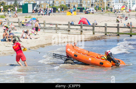 RNLI Lifeguards bereiten eine Rippe, um einen Vorfall an einem heißen Sommertag zu hetzen, um im Juni 2017 in Chichester, West Sussex, England, UK. Stockfoto