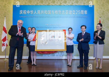 (170614)--Peking, 14. Juni 2017 (Xinhua)--Wang Zhengwei (2. R), stellvertretender Vorsitzender des Nationalkomitees der chinesischen politischen Beratenden Konferenz (CPPCC), besucht eine Rezeption feiert den 25. Jahrestag der Aufnahme diplomatischer Beziehungen zwischen China und Georgien in Peking, Hauptstadt von China, 14. Juni 2017.  (Xinhua/Cui Xinyu) (lb) Stockfoto