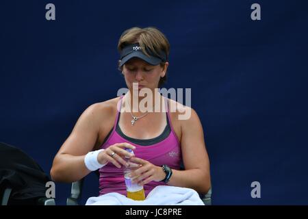 Manchester, UK. 14. Juni 2017. Eine Sophie Mestach (Belgien) bei der Umstellung während ihrer 3-6, 3: 6 Niederlage von Alison Van Uytvanck (Belgien), der dritten Samen, in der ersten Runde der Aegon Manchester Trophy in The Northern Tennis und Squash Club, West Didsbury, Manchester. Bildnachweis: John Fryer/Alamy Live-Nachrichten Stockfoto