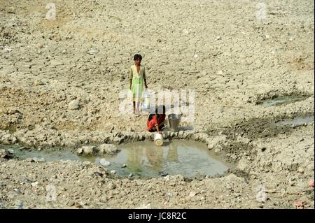 Allahabad, Uttar Pradesh, Indien. 14. Juni 2017. Kinder, die Wasser aus einem geschrumpften Teich im Sommer in Allahabad Credit: Prabhat Kumar Verma/ZUMA Draht/Alamy Live News Stockfoto