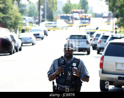 Alexandria, USA. 14. Juni 2017. Polizisten arbeitest du an der Stelle des den Schuss Eugene Simpson Stadion Park in Alexandria, Virginia Zustand, den Vereinigten Staaten am 14. Juni 2017. Der Schütze, der das Feuer eröffnet, die als James T. Hodgkinson, ein weißer Mann in seinem 60er Jahre Mittwoch Morgen um ein US-Kongress Praxis Baseballfeld identifiziert wurde. Bildnachweis: Yin Bogu/Xinhua/Alamy Live-Nachrichten Stockfoto