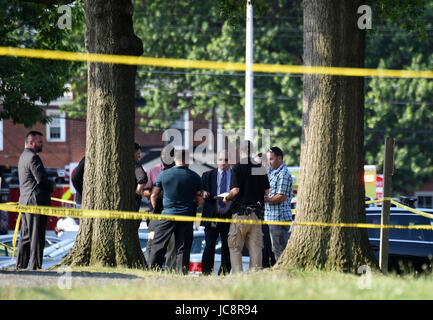 Alexandria, USA. 14. Juni 2017. Polizisten arbeitest du an der Stelle des den Schuss Eugene Simpson Stadion Park in Alexandria, Virginia Zustand, den Vereinigten Staaten am 14. Juni 2017. Der Schütze, der das Feuer eröffnet, die als James T. Hodgkinson, ein weißer Mann in seinem 60er Jahre Mittwoch Morgen um ein US-Kongress Praxis Baseballfeld identifiziert wurde. Bildnachweis: Yin Bogu/Xinhua/Alamy Live-Nachrichten Stockfoto